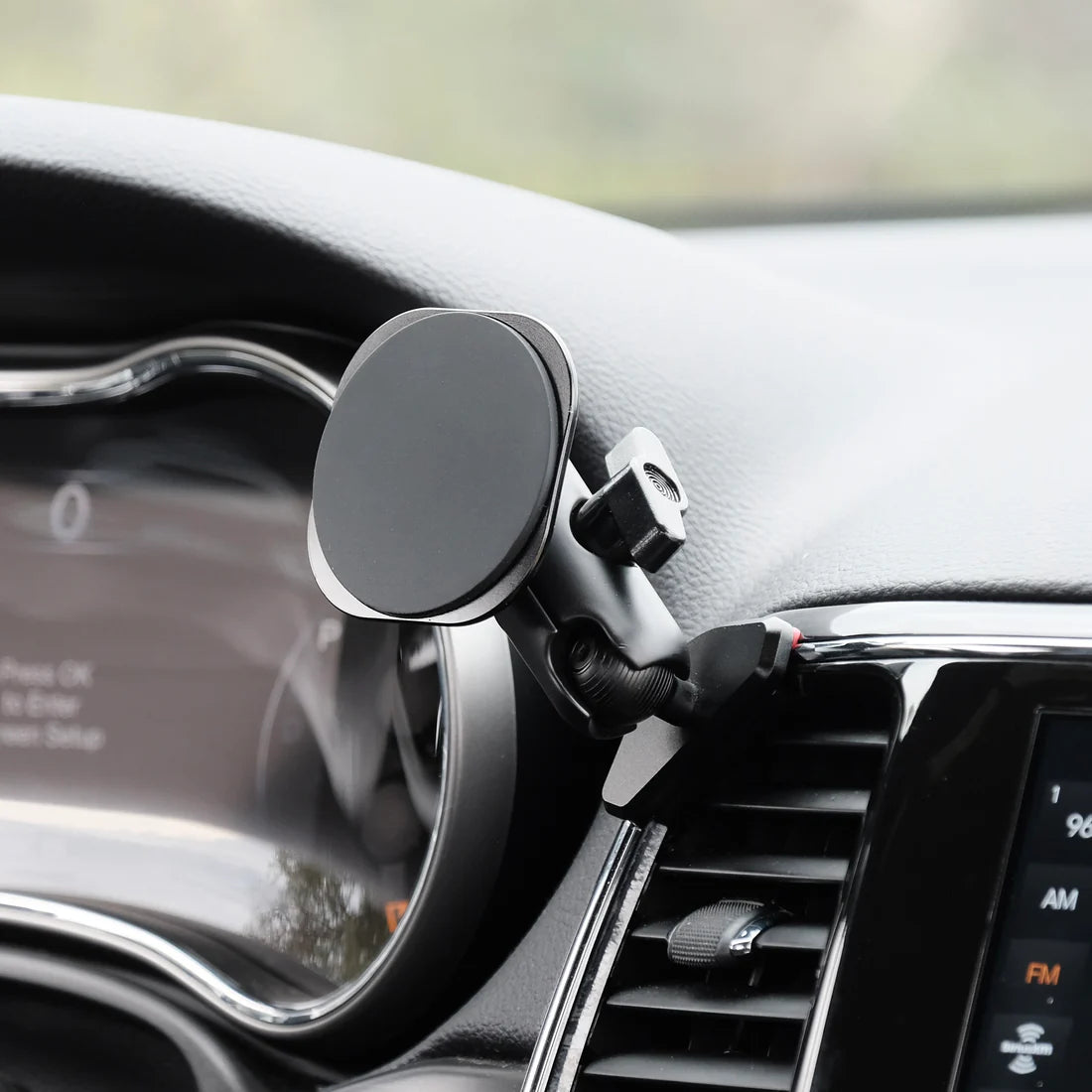 OFFROAM | Jeep Grand Cherokee WK2 2014-2022 MagSafe-compatible Phone Mount