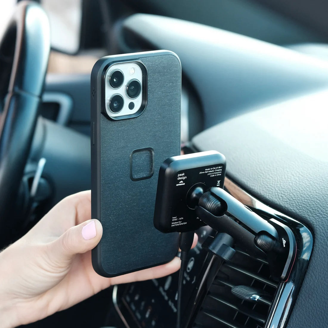 OFFROAM | Jeep Grand Cherokee WK2 2014-2022 Magnetic Qi2 Charging Phone Mount (EE20042)