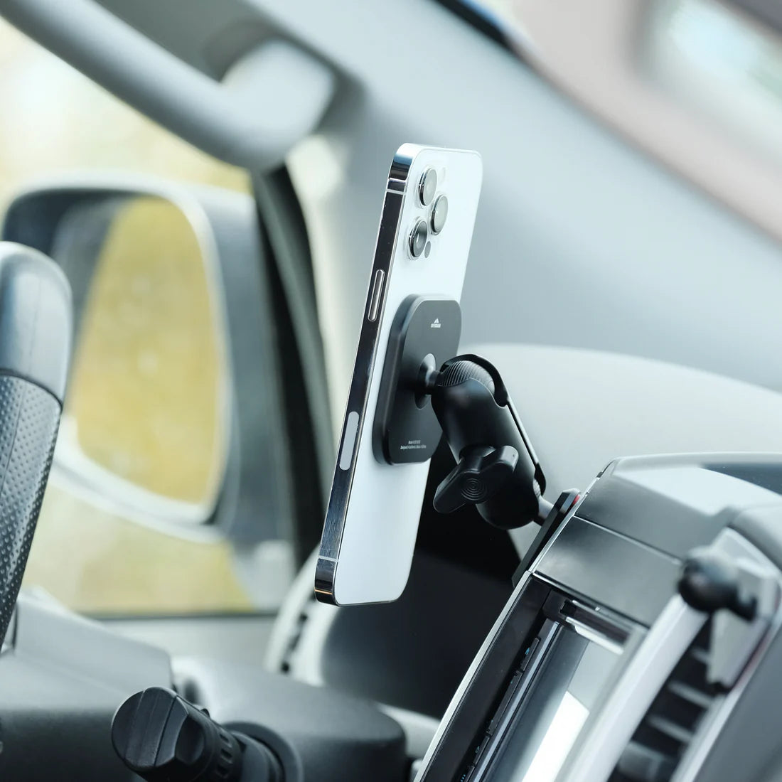 OFFROAM | Nissan Frontier 2009-2021 | Xterra 2009-2015 MagSafe-compatible Phone Mount