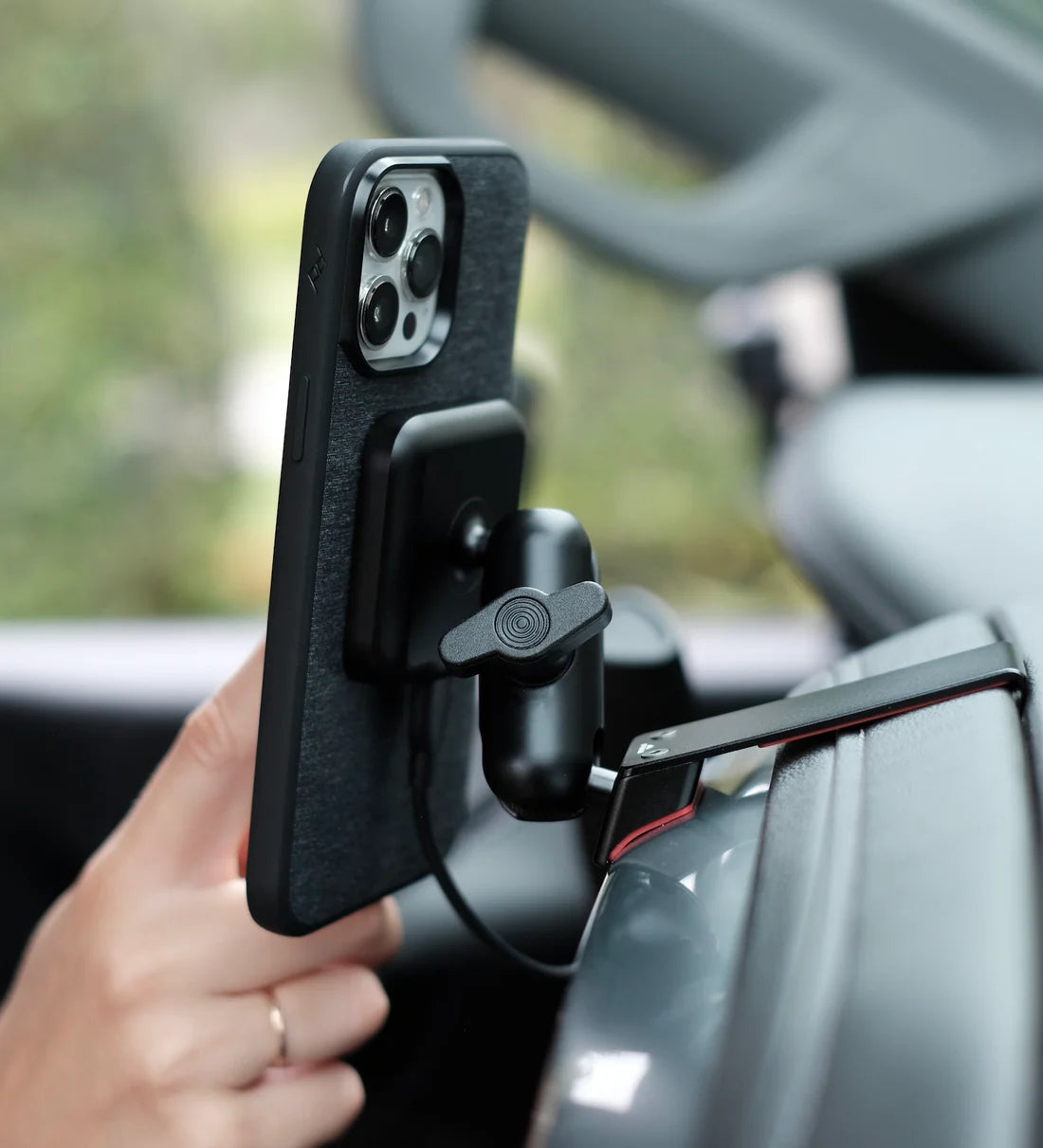 OFFROAM | Chevrolet Silverado 2019-2024 | Silverado HD 2020-2023 and GMC Sierra 1500 2019-2021 | Sierra HD 2020-2023 with 7-in.|8-in. display Magnetic Qi2 Charging Phone Mount (EE20060)