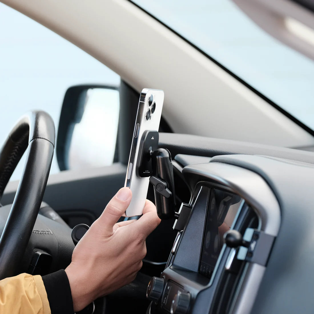 OFFROAM | Chevrolet Colorado & GMC Canyon 2015-2022 MagSafe Phone Mount (EE20092)