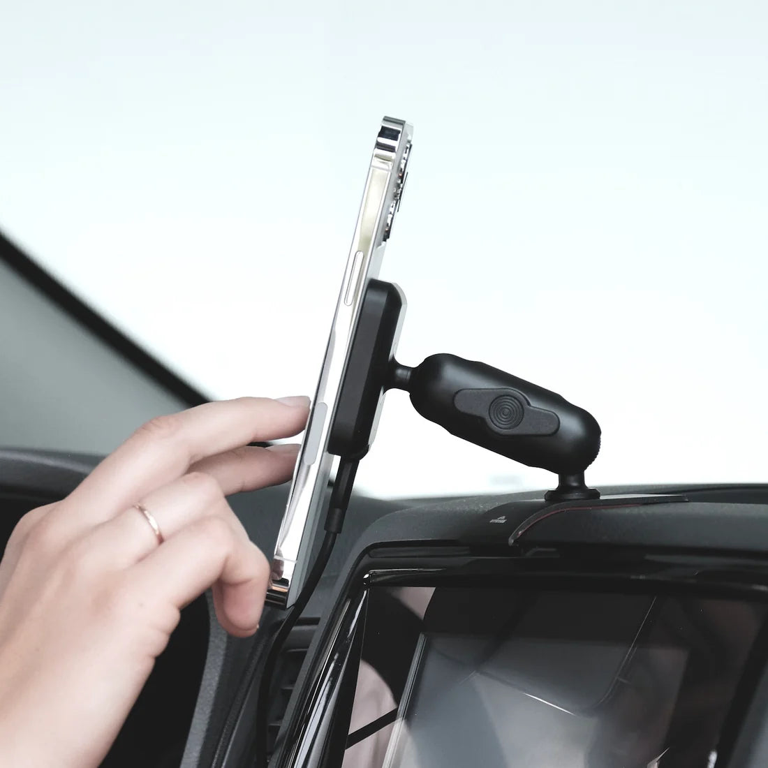 OFFROAM | Nissan Frontier 2022-2024 Magnetic Qi2 Charging Phone Mount, Dashboard Top