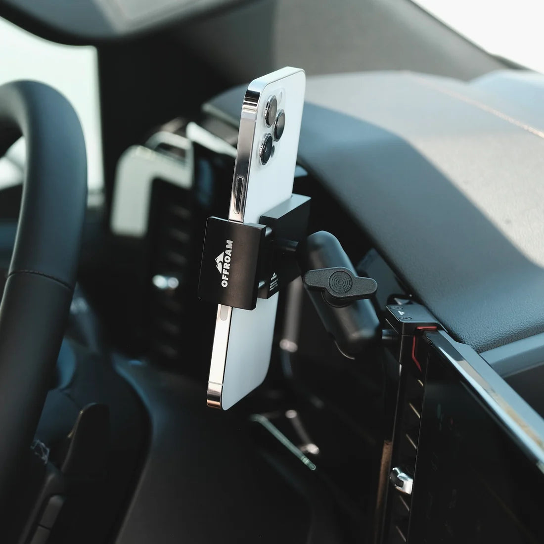 OFFROAM | Chevrolet Silverado 2022-2025 | Silverado HD 2024-2025 and GMC Sierra 1500 2022-2025 | Sierra HD 2024-2025 with 13.4-in. display Phone Mount