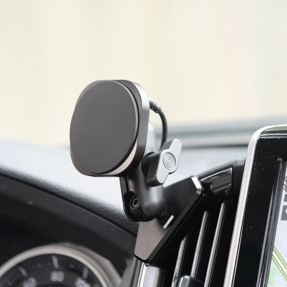 OFFROAM | Toyota Land Cruiser 200 Series 2016-2021 MagSafe Phone Mount