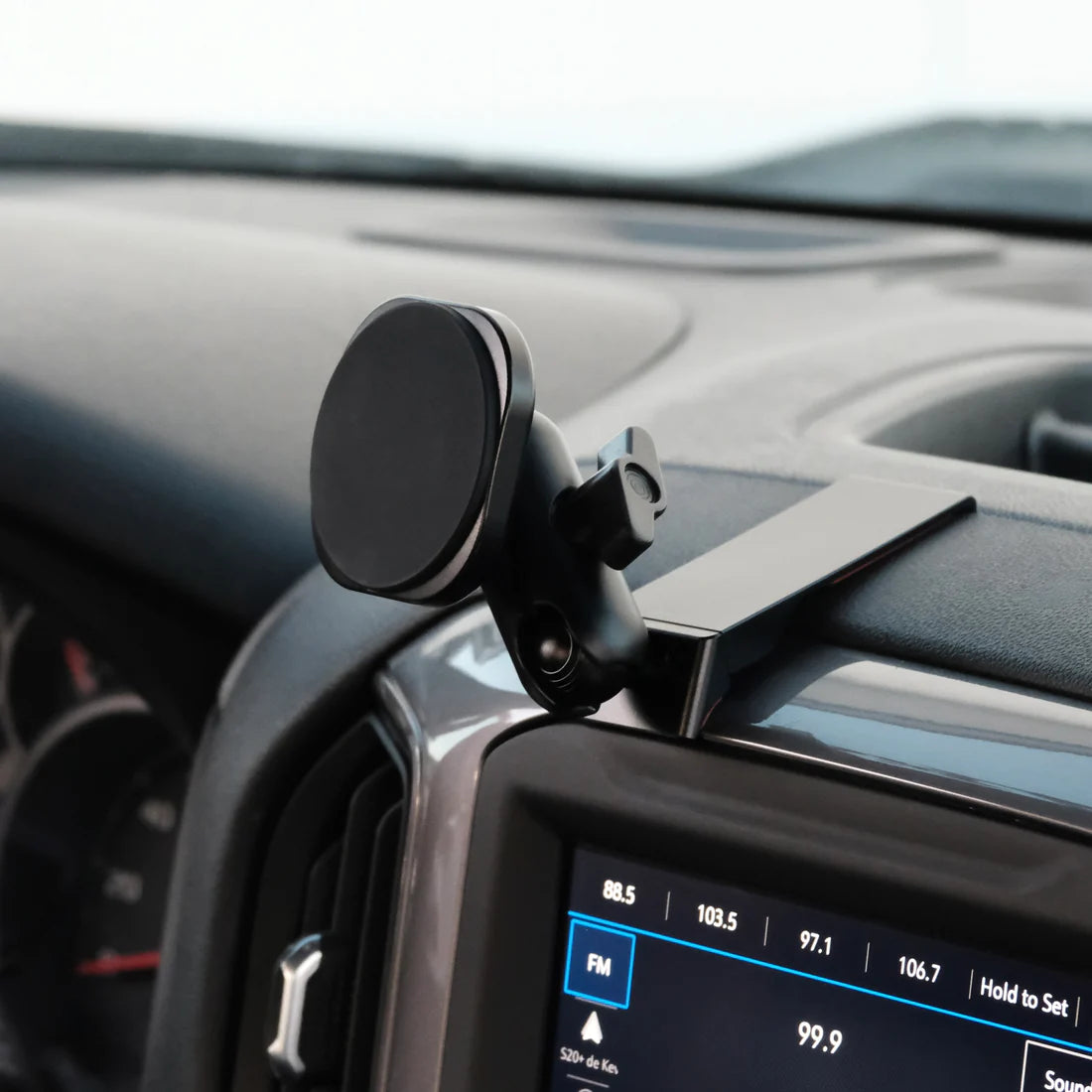 OFFROAM | Chevrolet Silverado 2019-2024 | Silverado HD 2020-2024 and GMC Sierra 1500 2019-2021 | Sierra HD 2020-2023 with 7-in.|8-in. display MagSafe Phone Mount (EE20144)