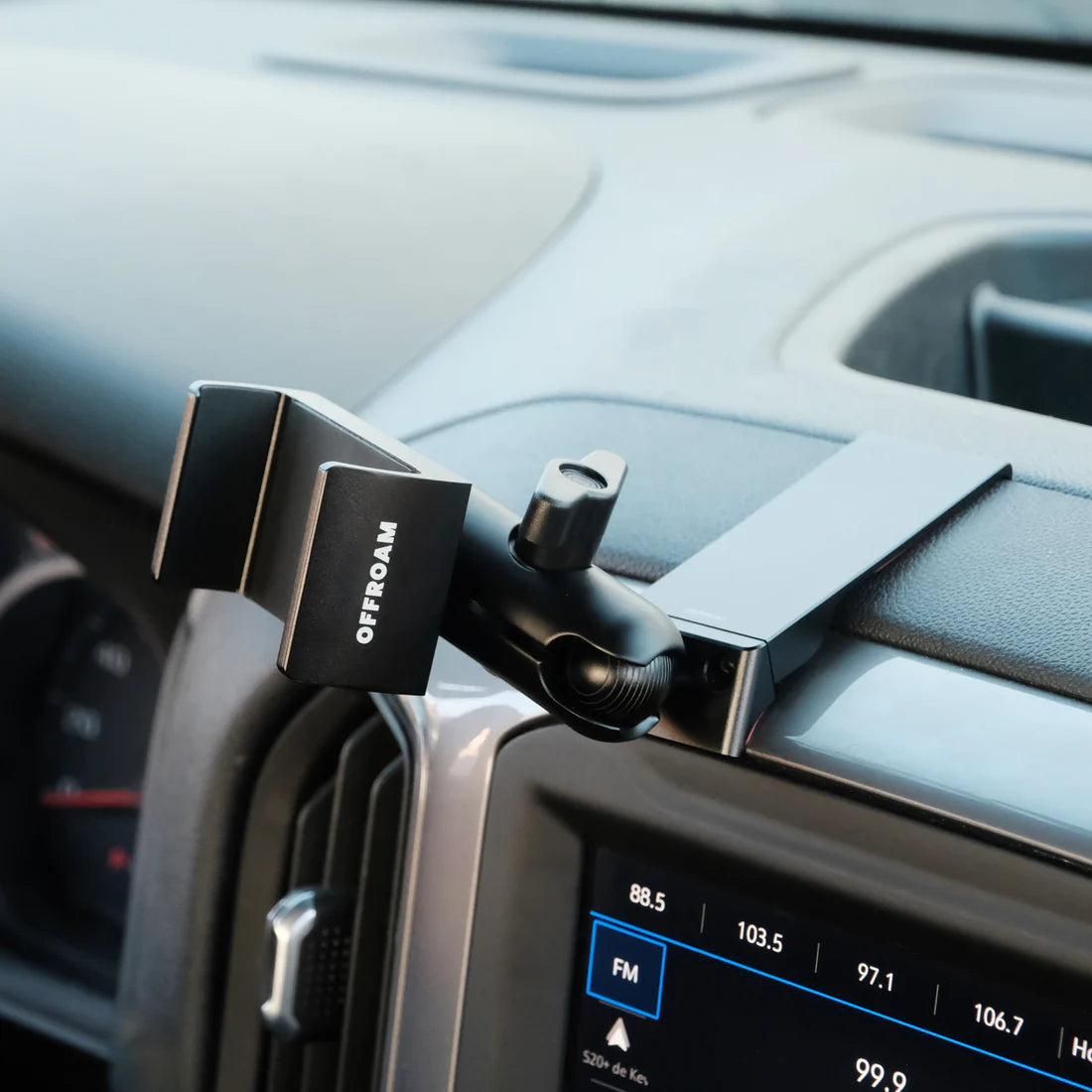 OFFROAM | Chevrolet Silverado 2019-2024 | Silverado HD 2020-2024 and GMC Sierra 1500 2019-2021 | Sierra HD 2020-2023 with 7-in.|8-in. display Phone Mount (EE20058)