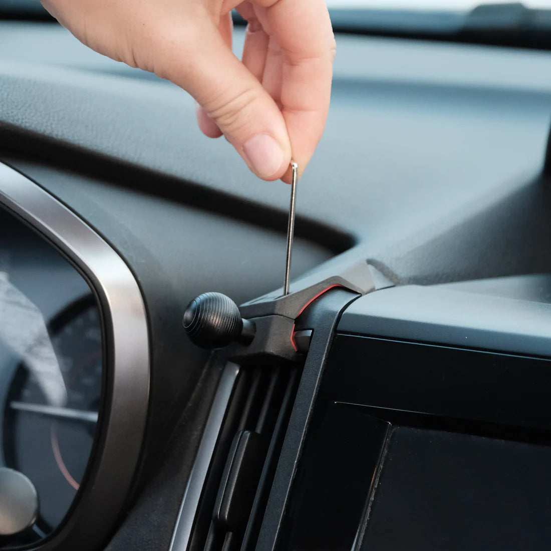 OFFROAM | Subaru Crosstrek 2018-2023 | Forester 2019-2024 | Impreza 2017-2023 Magnetic Qi2 Charging Phone Mount (EE20126)