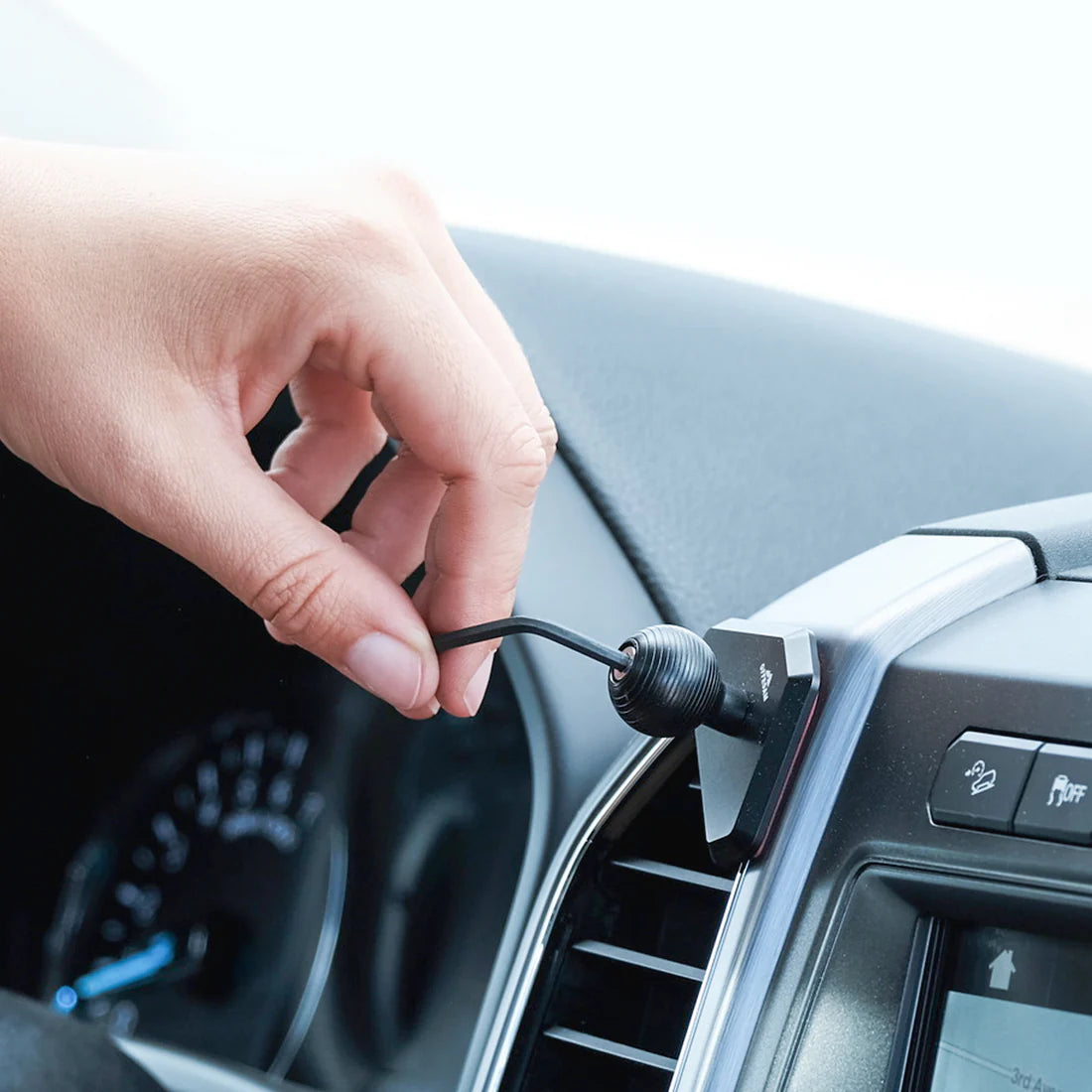 OFFROAM | Ford F-150 2015-2020 | Super Duty 2017-2021 & 2022 (XL and XLT) | Expedition 2018-2021 Magnetic Qi2 Charging Phone Mount (EE20035)