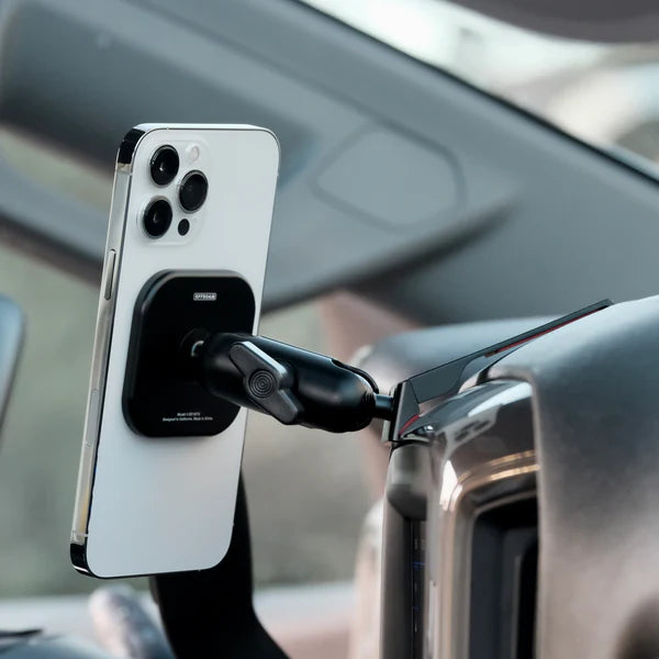 OFFROAM | Chevrolet Silverado 2019-2024 | Silverado HD 2020-2024 and GMC Sierra 1500 2019-2021 | Sierra HD 2020-2023 with 7-in.|8-in. display MagSafe Phone Mount (EE20144)
