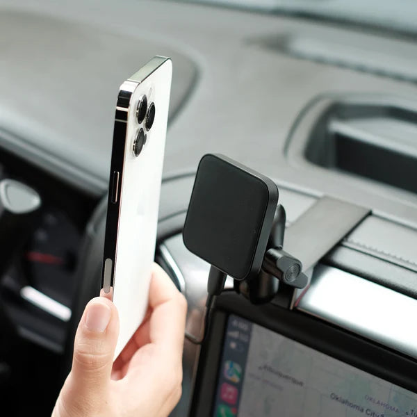OFFROAM | Chevrolet Silverado 2019-2024 | Silverado HD 2020-2023 and GMC Sierra 1500 2019-2021 | Sierra HD 2020-2023 with 7-in.|8-in. display Magnetic Qi2 Charging Phone Mount (EE20060)