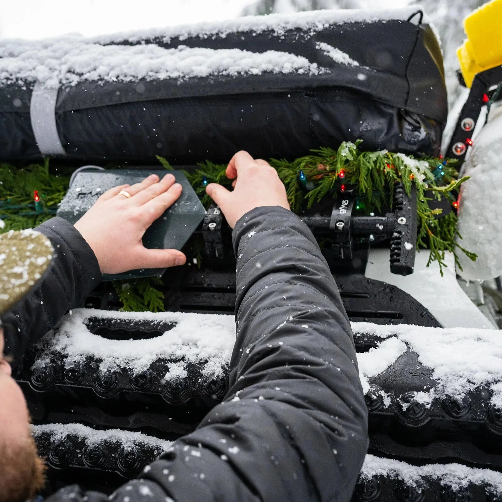 DMOS | Flat Mate Shovel/Axe Mount for Molle Panels and Flat Surfaces (32864)