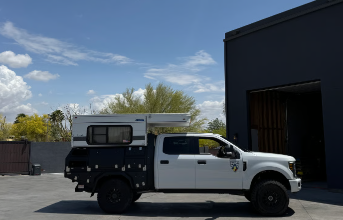 ALUBLACK | Ford F250 Super Duty (2017 - 2025) & Dodge RAM 2500/3500 (2019 - 2025) Flatbed Tray For Slide-In Camper With Boxes