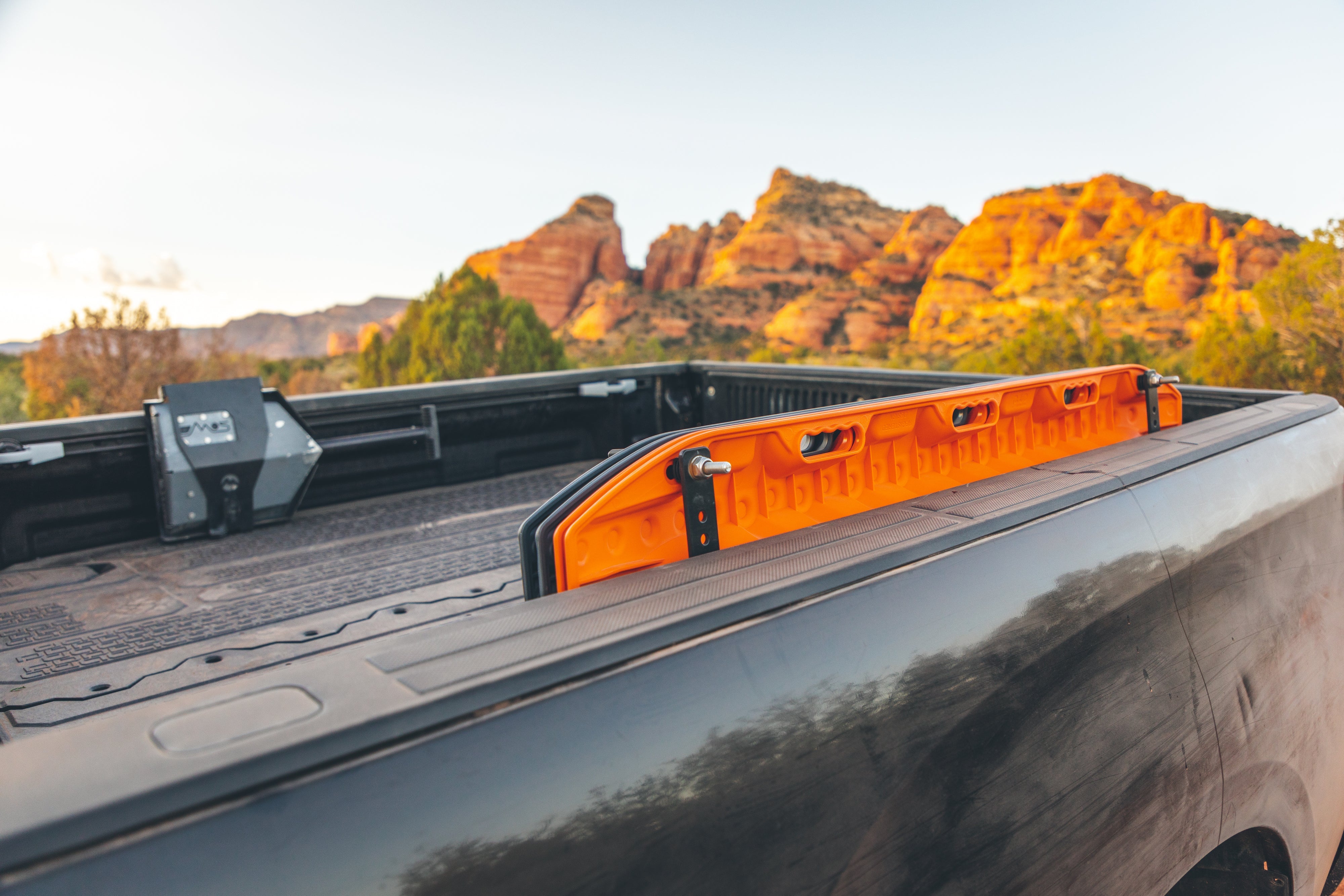 OVERLAND KITTED | Bed Rail Mount