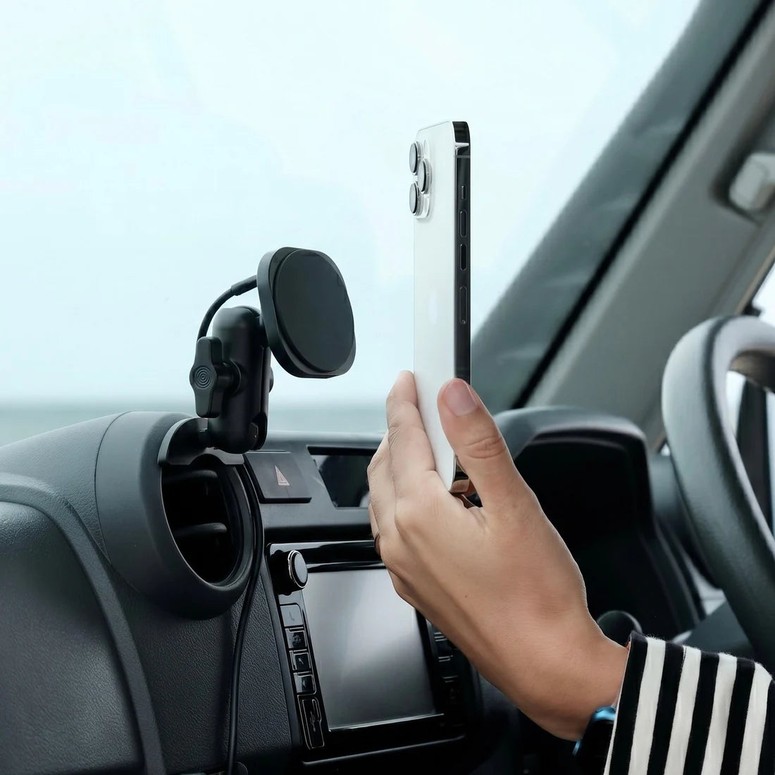 OFFROAM | Toyota Land Cruiser 70 2007-2026 MagSafe-compatible Phone Mount