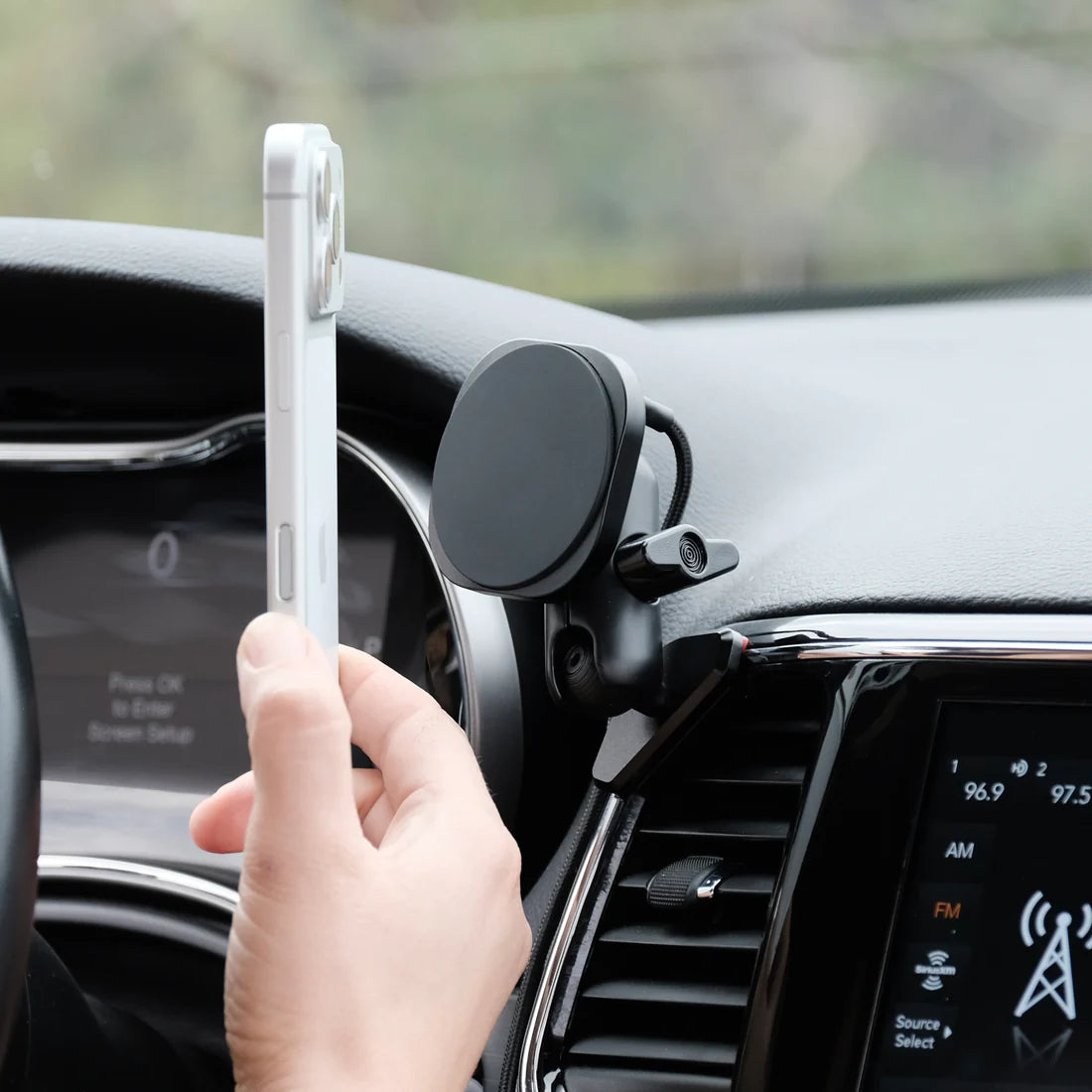 OFFROAM | Jeep Grand Cherokee WK2 2014-2022 MagSafe-compatible Phone Mount