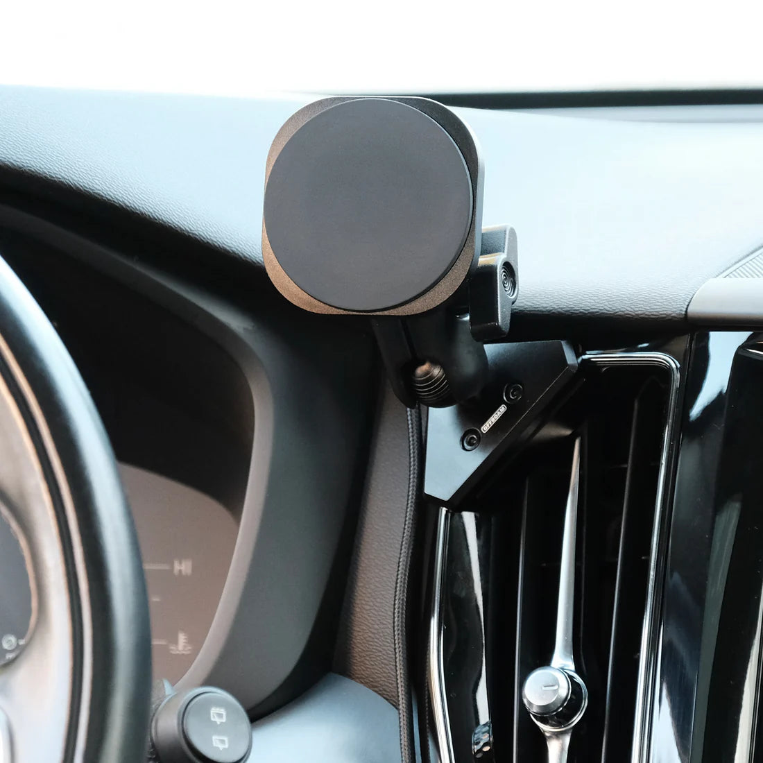 OFFROAM | Volvo XC60 2018-2026 MagSafe-compatible Phone Mount