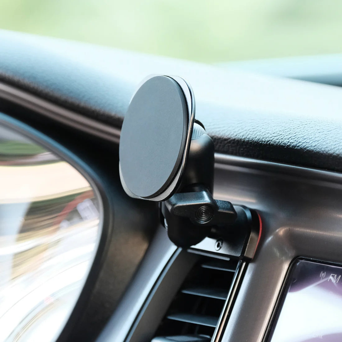 OFFROAM | Dodge Challenger 2015-2023 MagSafe-compatible Phone Mount