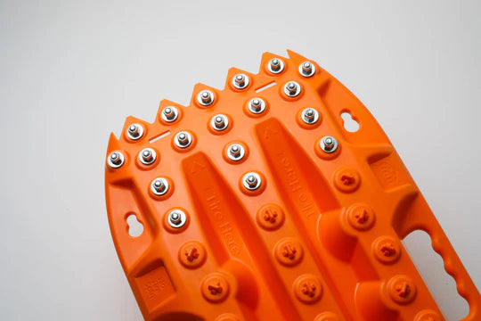ACTIONTRAX | Metal Teeth Recovery Boards Orange (Pair) - Extreme Traction Mats
