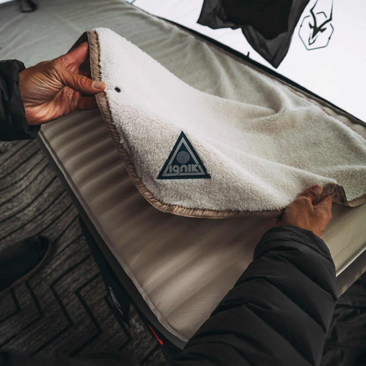 IGNIK OUTDOORS | Flipside Heated Bed Cover Fleece