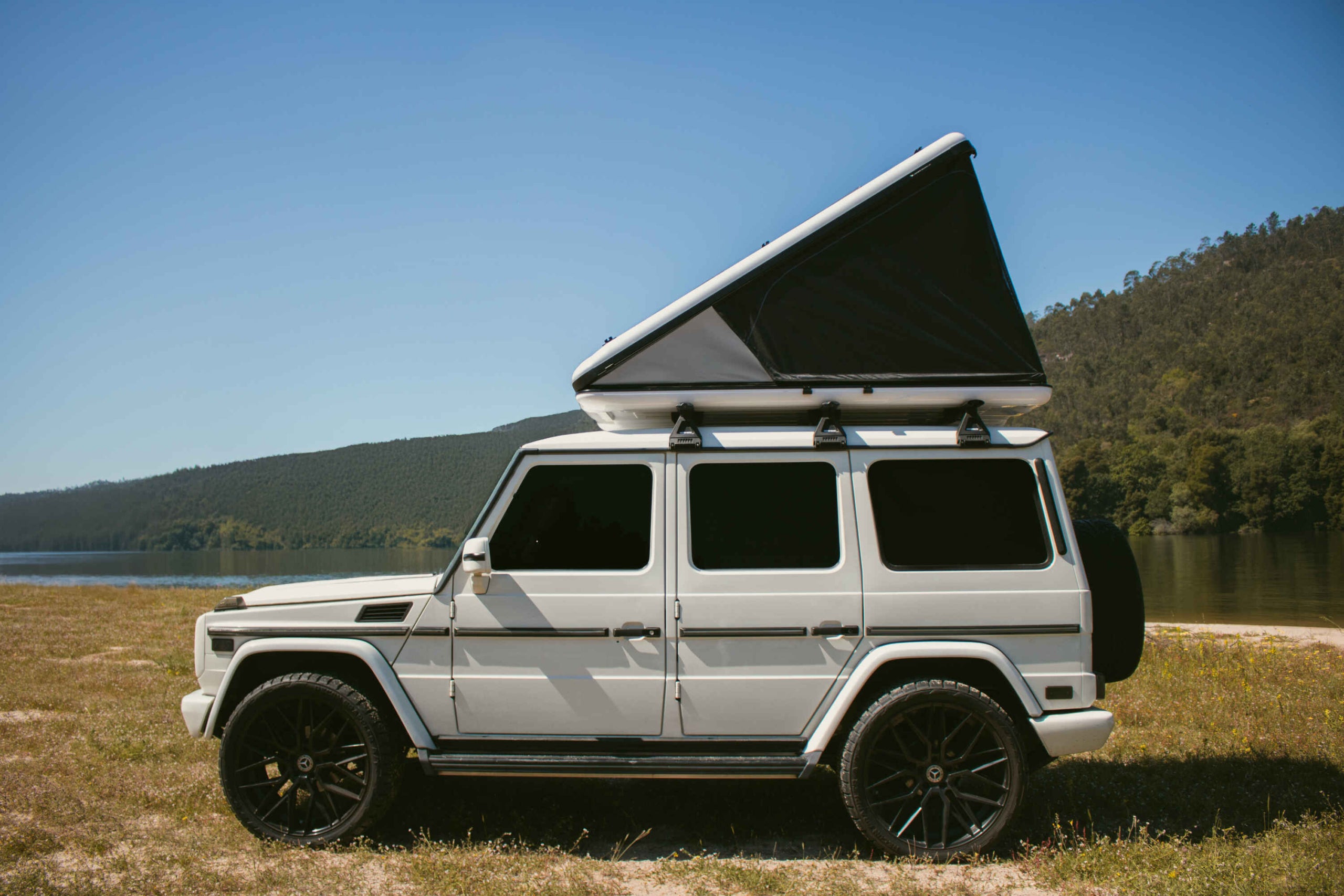 JAMES BAROUD | Nova Hard Shell Roof Top Tent