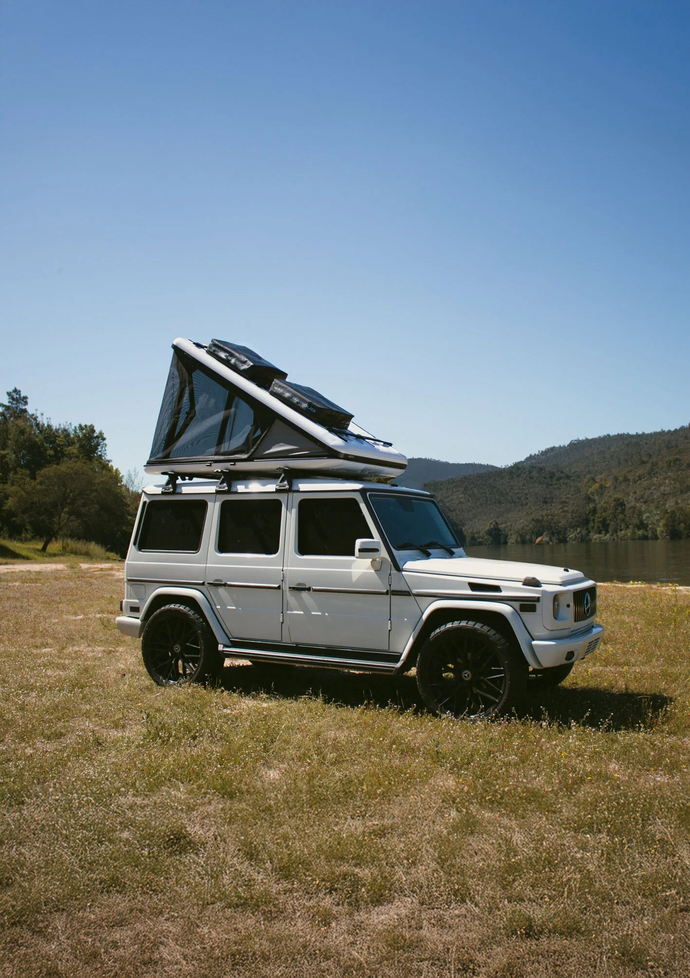 JAMES BAROUD | Nova Hard Shell Roof Top Tent