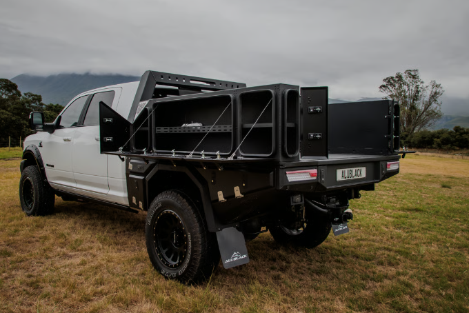 ALUBLACK | Ford F250 Super Duty (2017 - 2025) & Dodge RAM 2500/3500 (2019 - 2025) Flatbed Tray For Slide-In Camper With Boxes