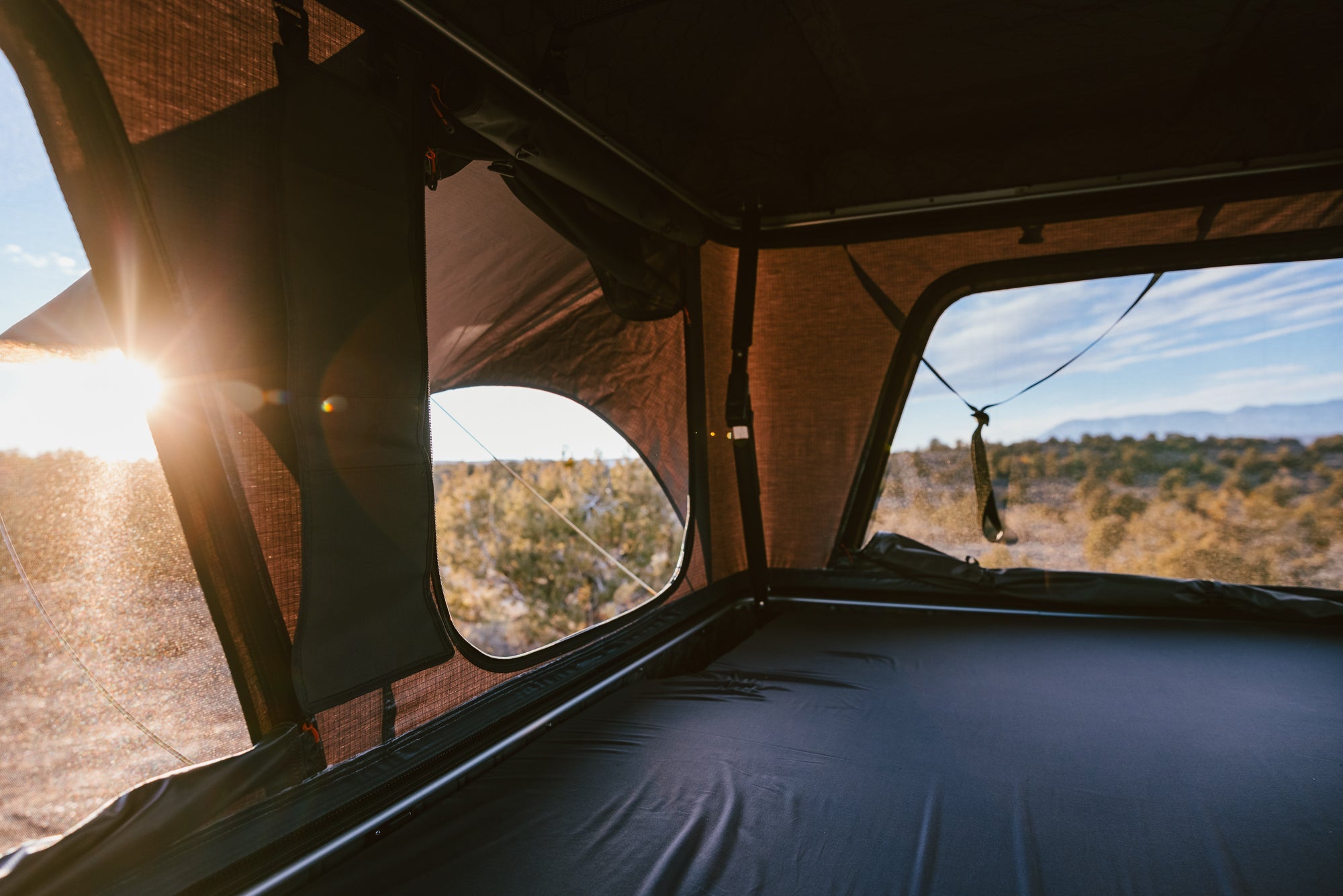 ROAM ADVENTURE | The Rambler Hardshell Rooftop Tent